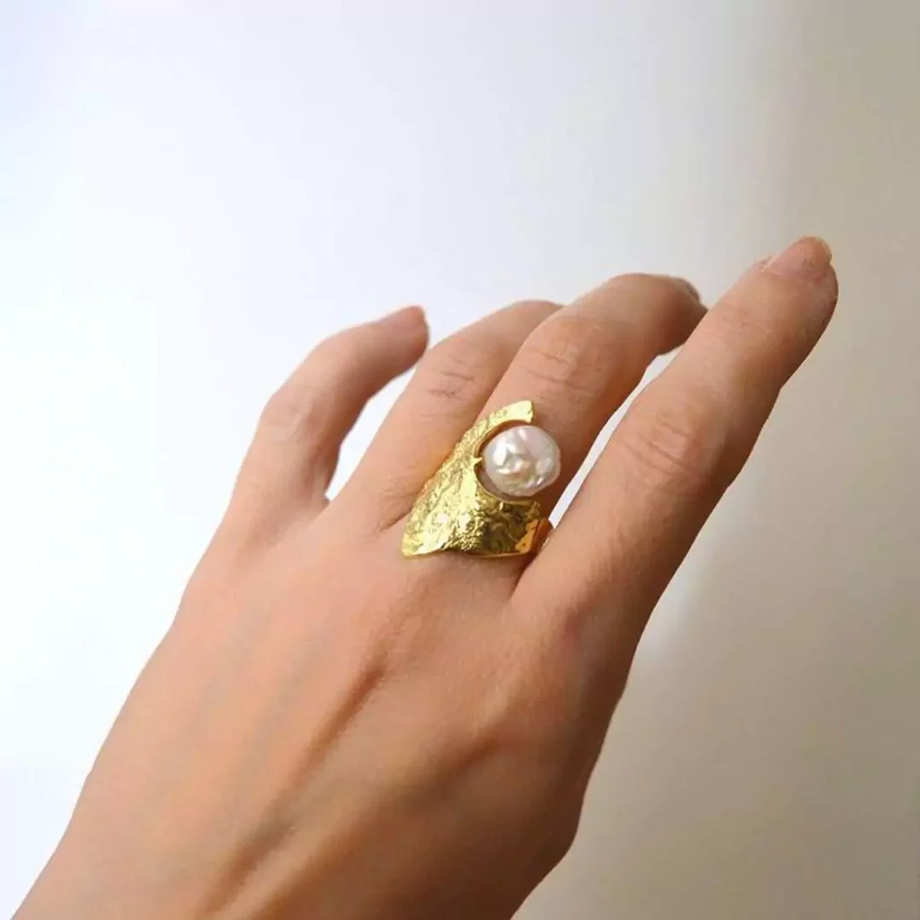 لوکس ترین انگشتر زنانه با سنگ مروارید باروک