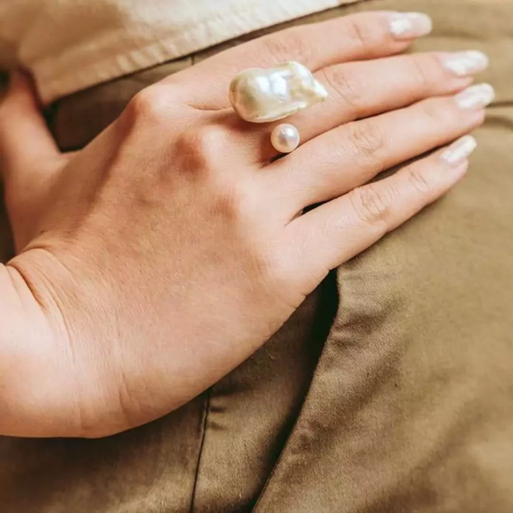 خاص ترین انگشتر زنانه با سنگ مروارید باروک