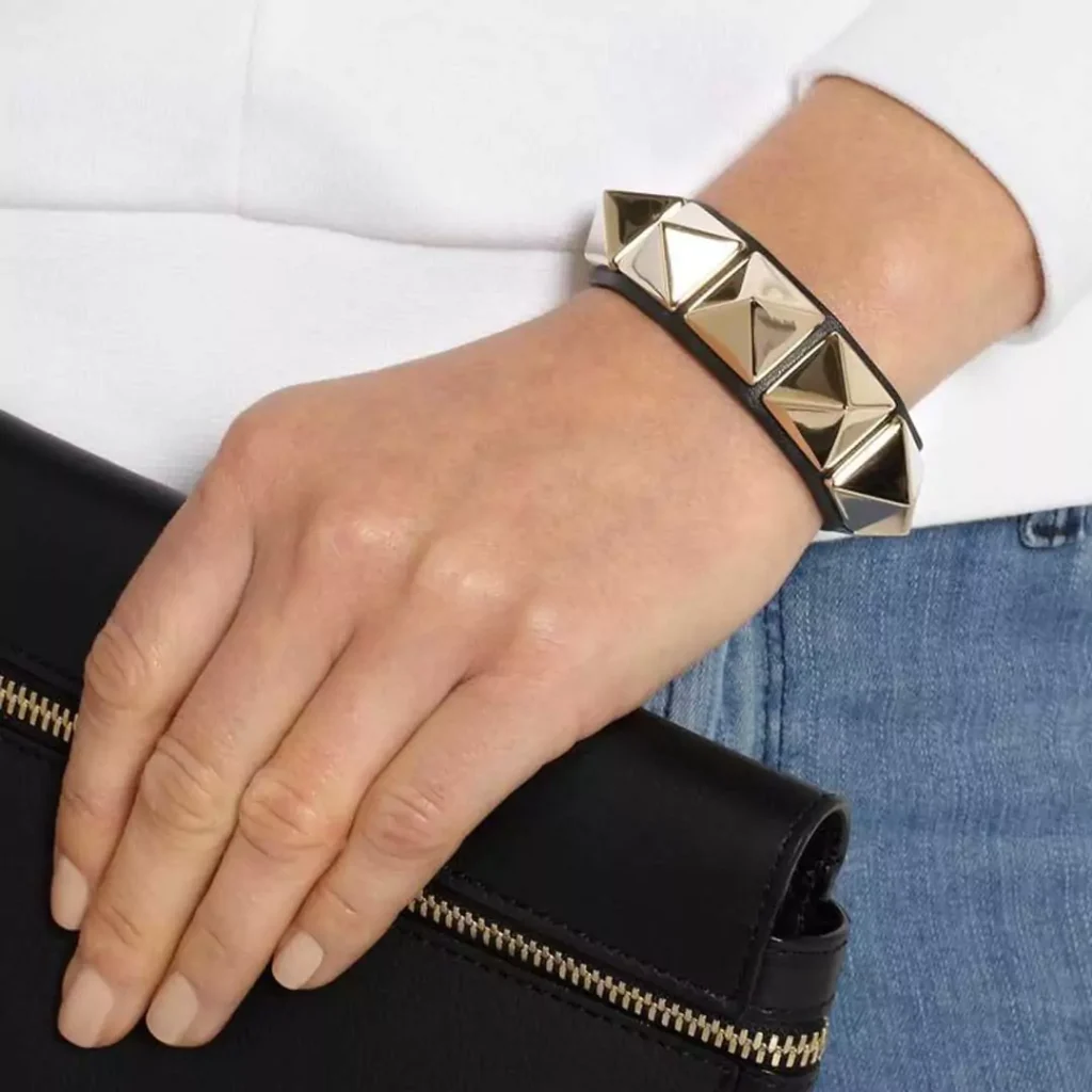 پرطرفدارترین دستبندهای زنانه برند Valentino