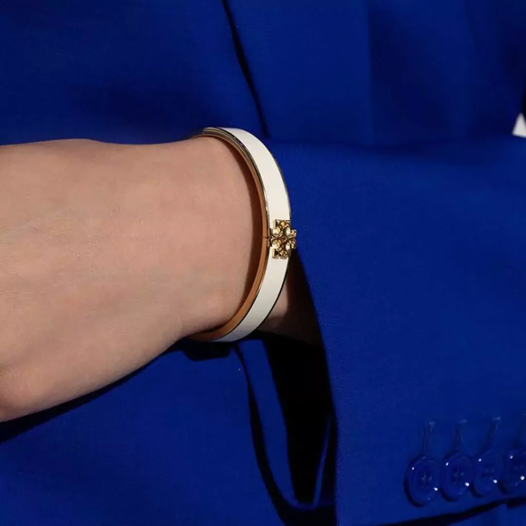 پرطرفدارترین دستبند زنانه از برند Tory Burch