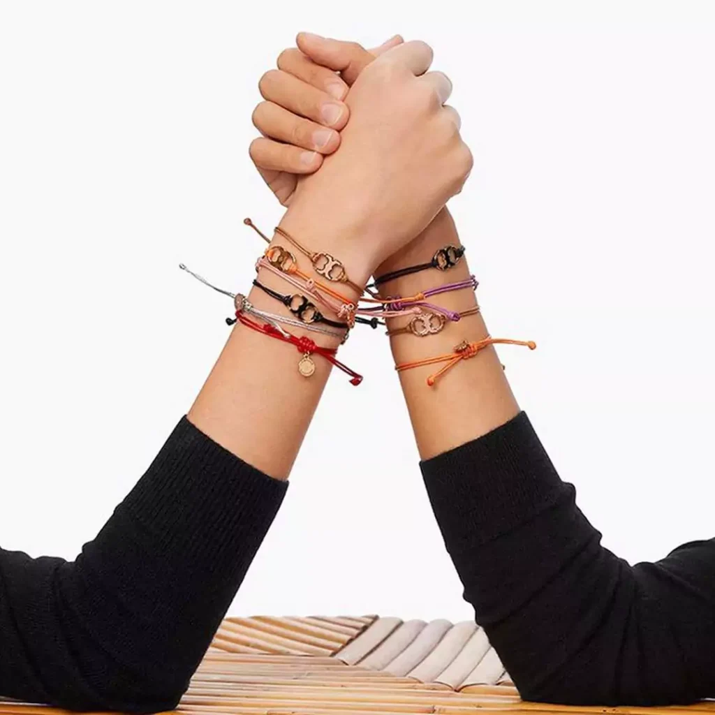 ساده ترین دستبند زنانه از برند Tory Burch