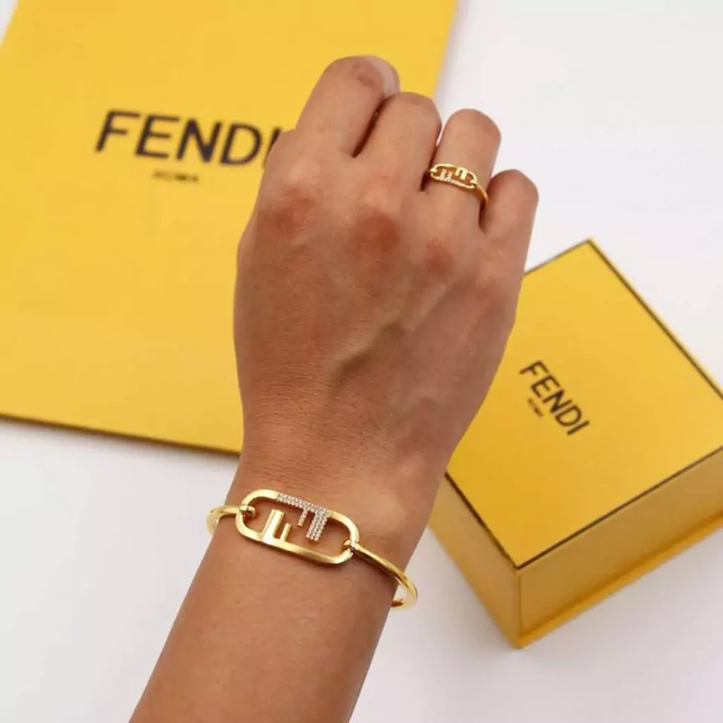 ظریف ترین دستبند زنانه برند Fendi
