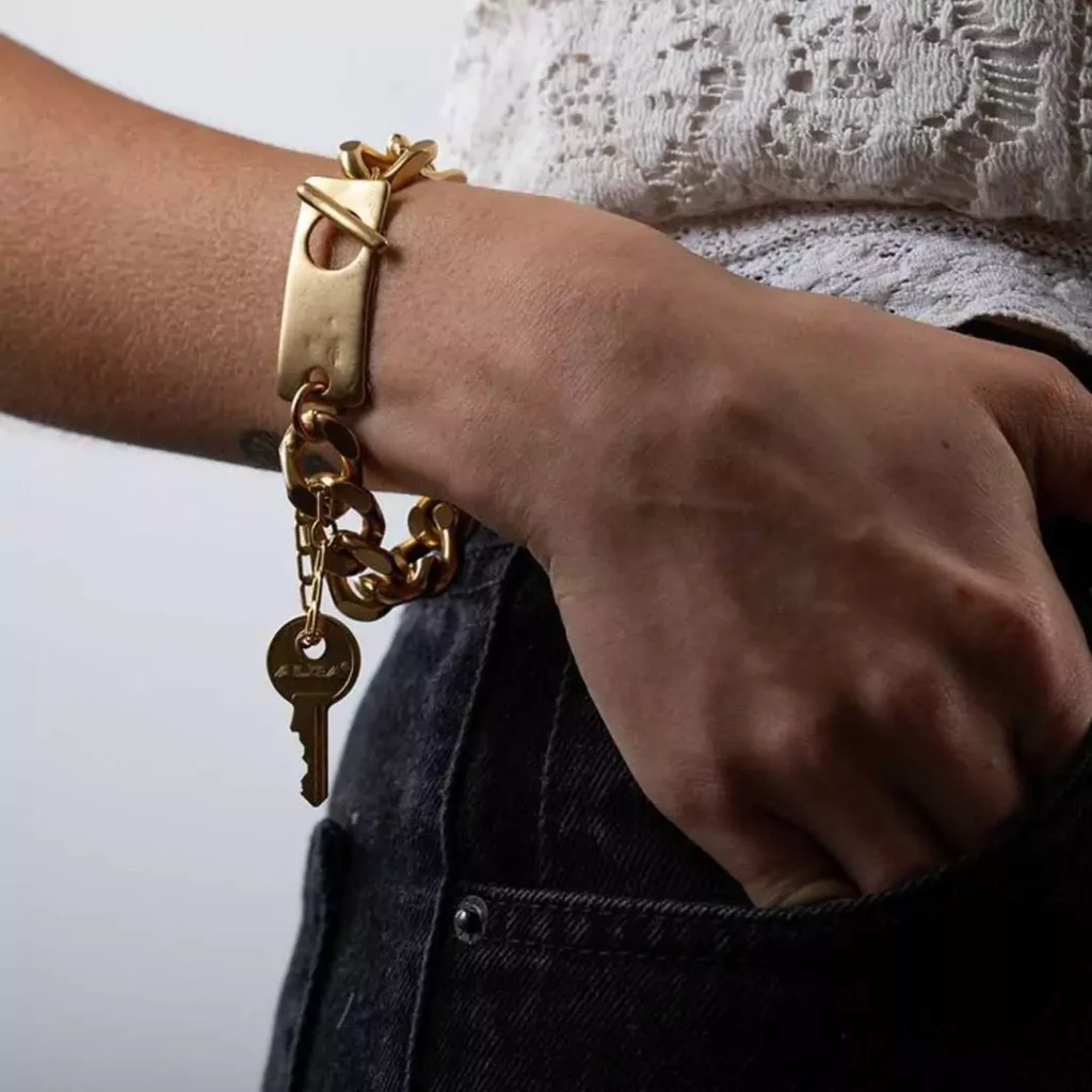 به روزترین دستبند زنانه با قفل T