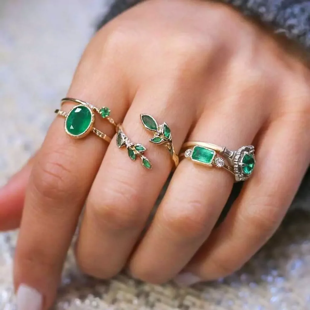 پرطرفدارترین مدل های انگشتر زنانه طلا با سنگ زمرد سبز