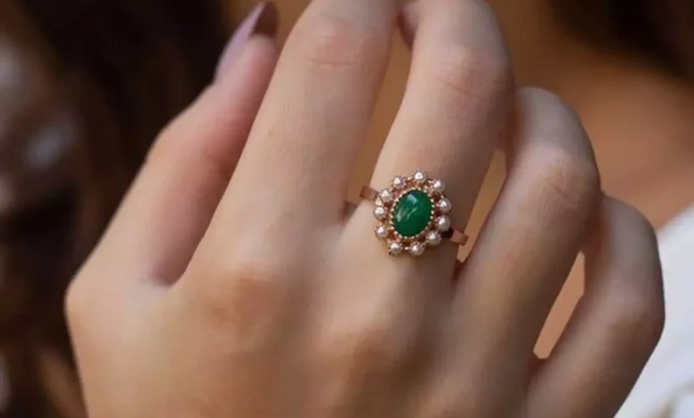 بهترین مدل انگشتر زنانه طلا با سنگ زمرد سبز