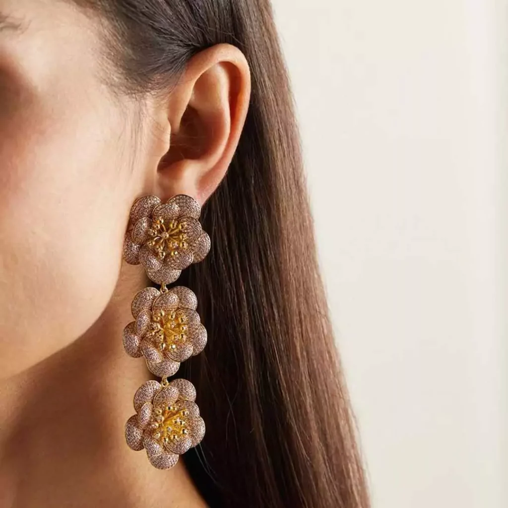 مدل گوشواره دخترانه از برند Begum Khan طرح گل طلایی