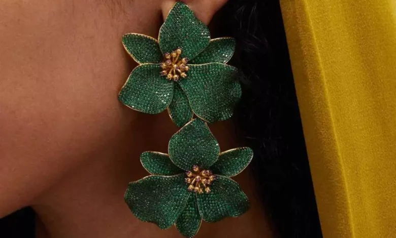 مدل گوشواره دخترانه از برند Begum Khan طرح گل سبز