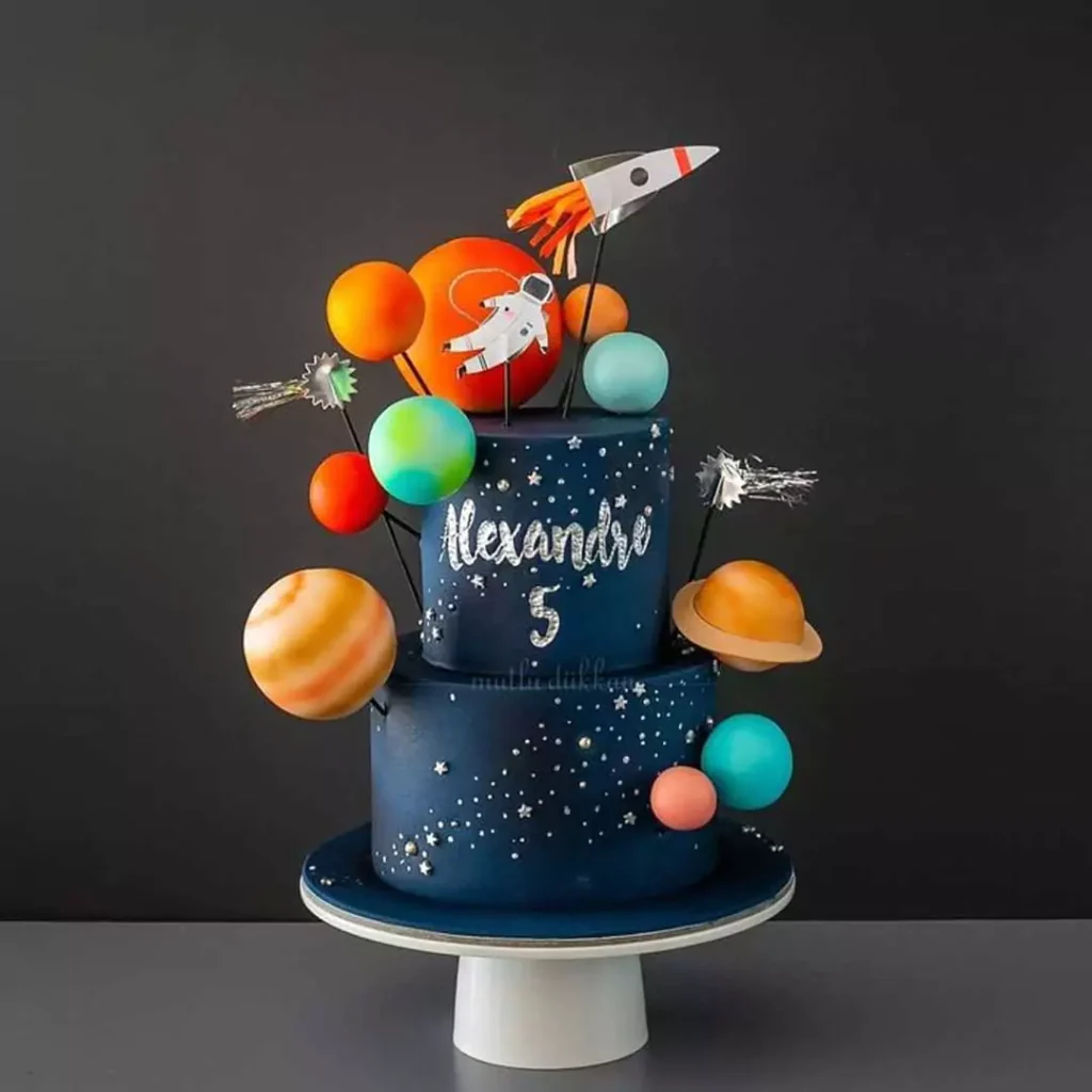 قشنگ ترین کیک تولد پسرانه با تم فضانورد