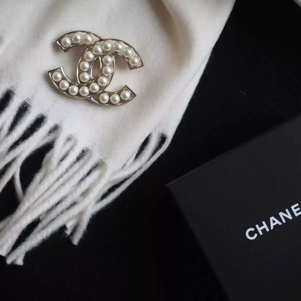 متفاوت ترین طرح سنجاق سینه لباس زنانه از برند Chanel