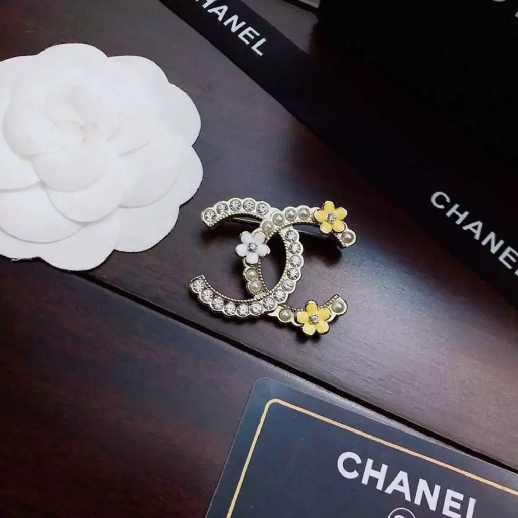 کیوت ترین طرح سنجاق سینه لباس زنانه از برند Chanel
