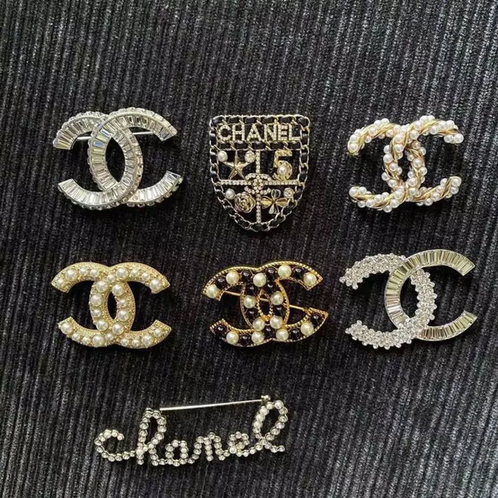 متفاوت ترین طرح های سنجاق سینه لباس زنانه از برند Chanel