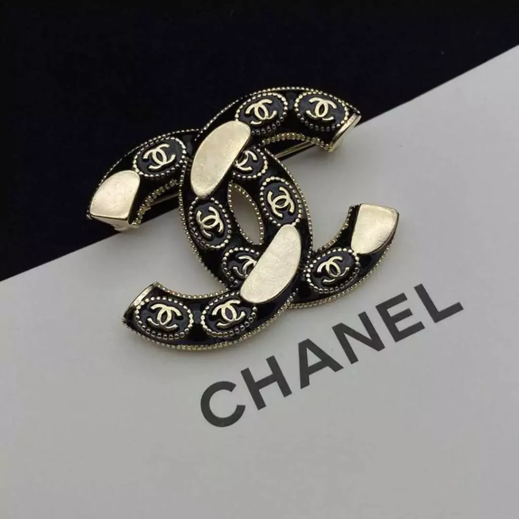پرطرفدارترین طرح سنجاق سینه لباس زنانه از برند Chanel
