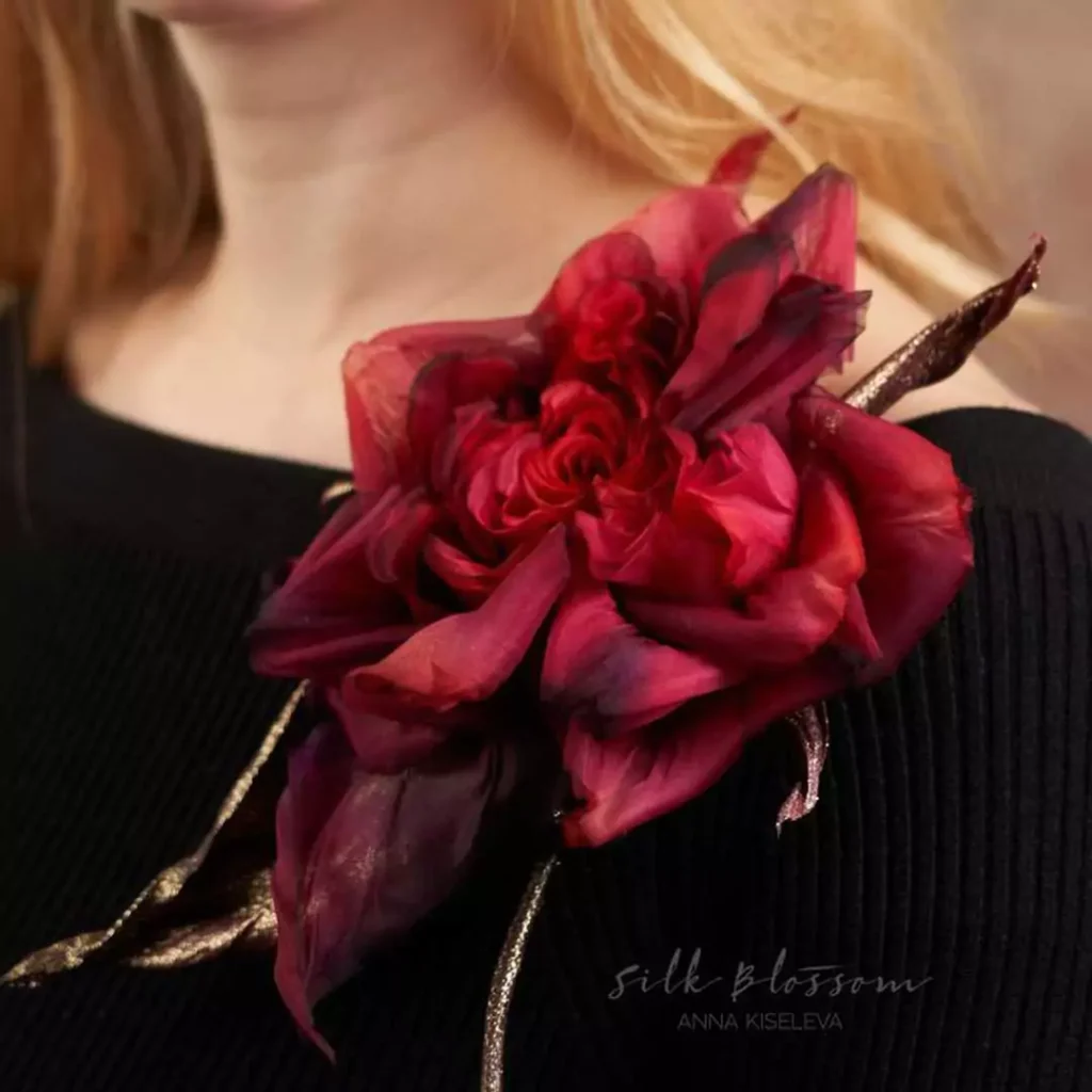 عالی تری گل دست ساز تزیینی لباس زنانه