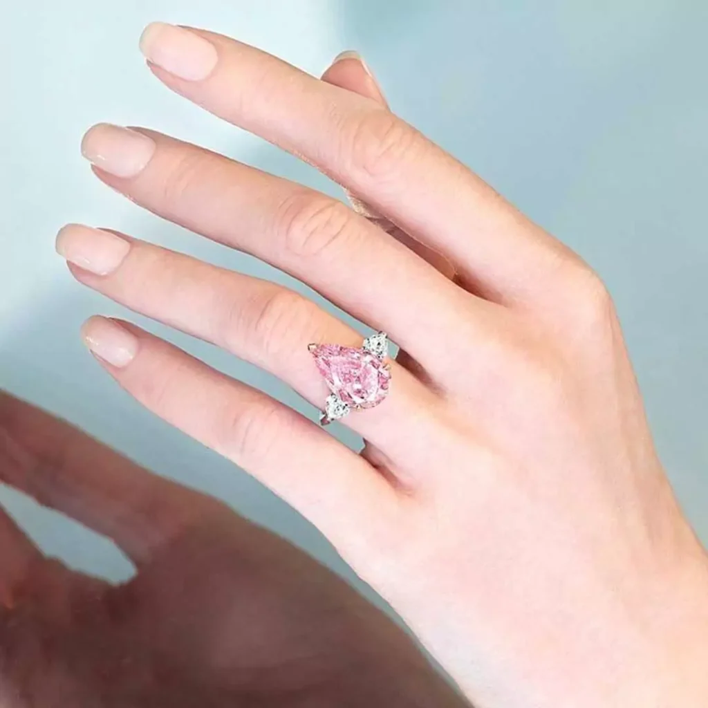 بهترین انگشتر نامزدی با الماس صورتی
