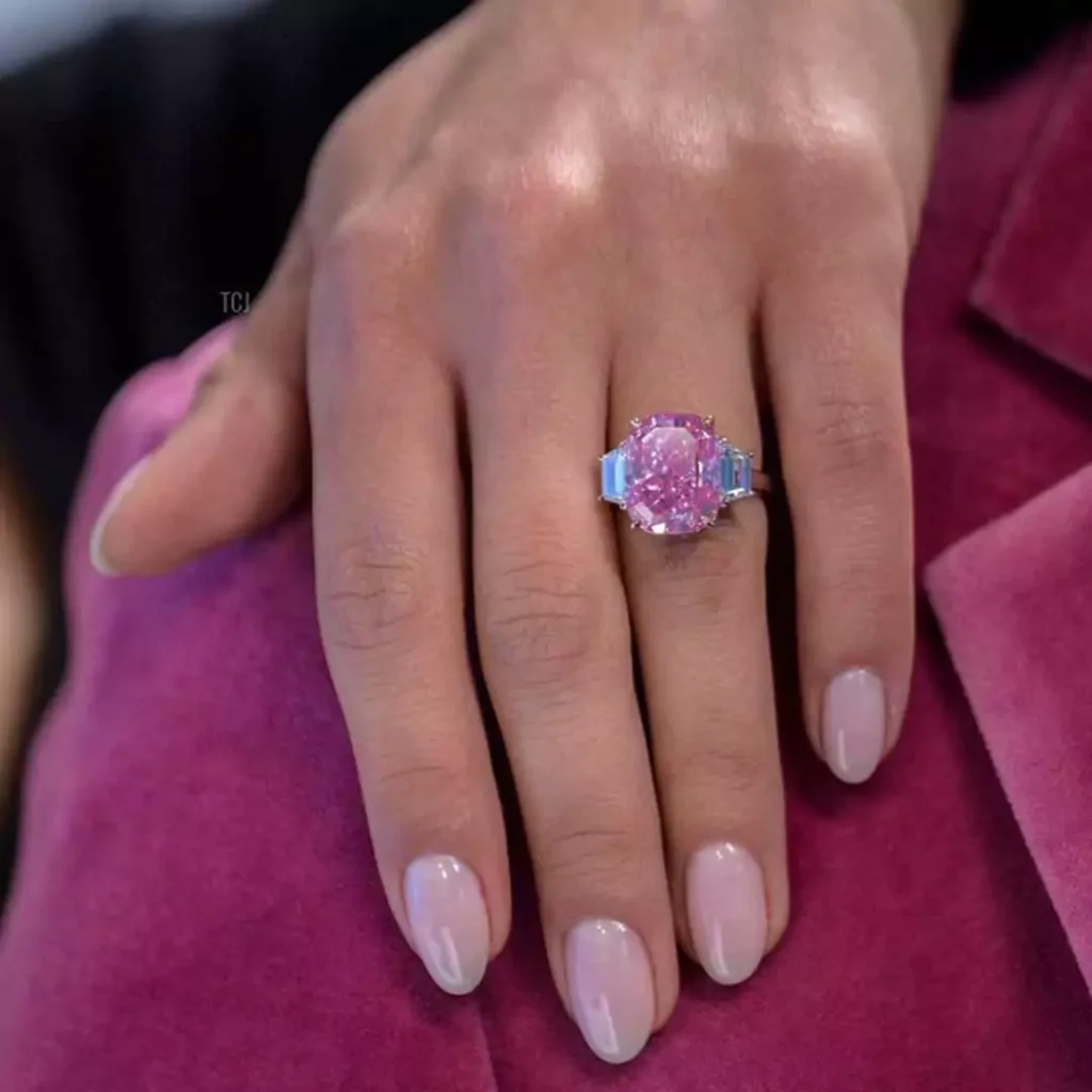 متفاوت ترین انگشتر نامزدی با الماس صورتی