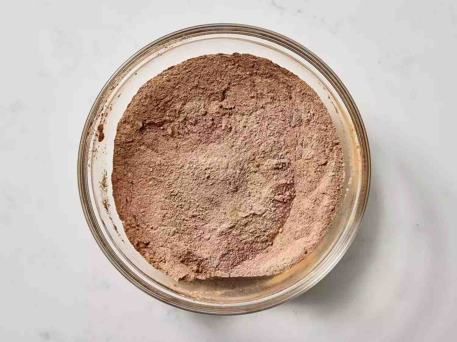 مخلوط خشک کیک شکلاتی خانگی در کاسه شیشه ای
