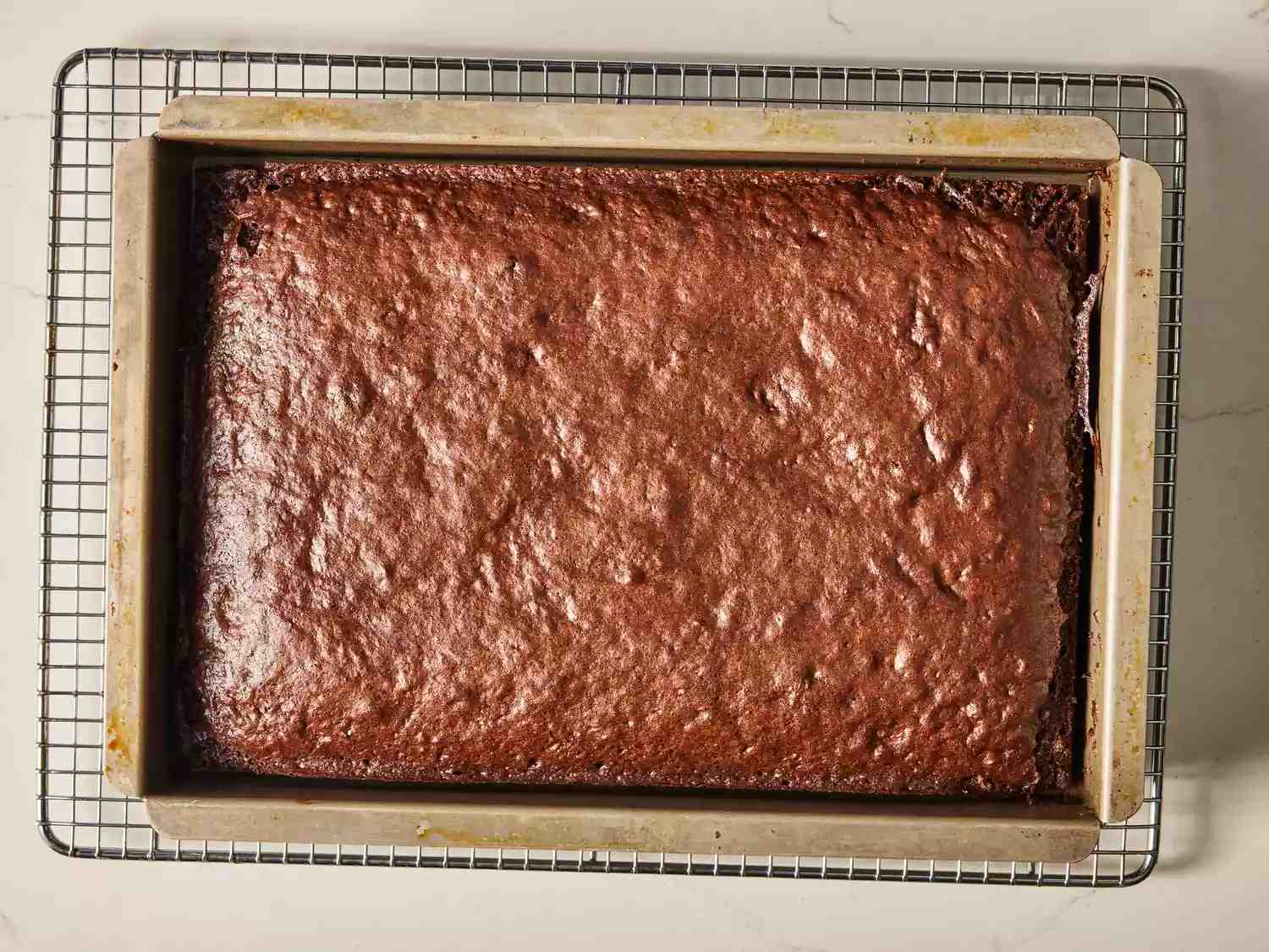 کیک شکلاتی روی توری خنک کننده - طرز تهیه کیک بستنی