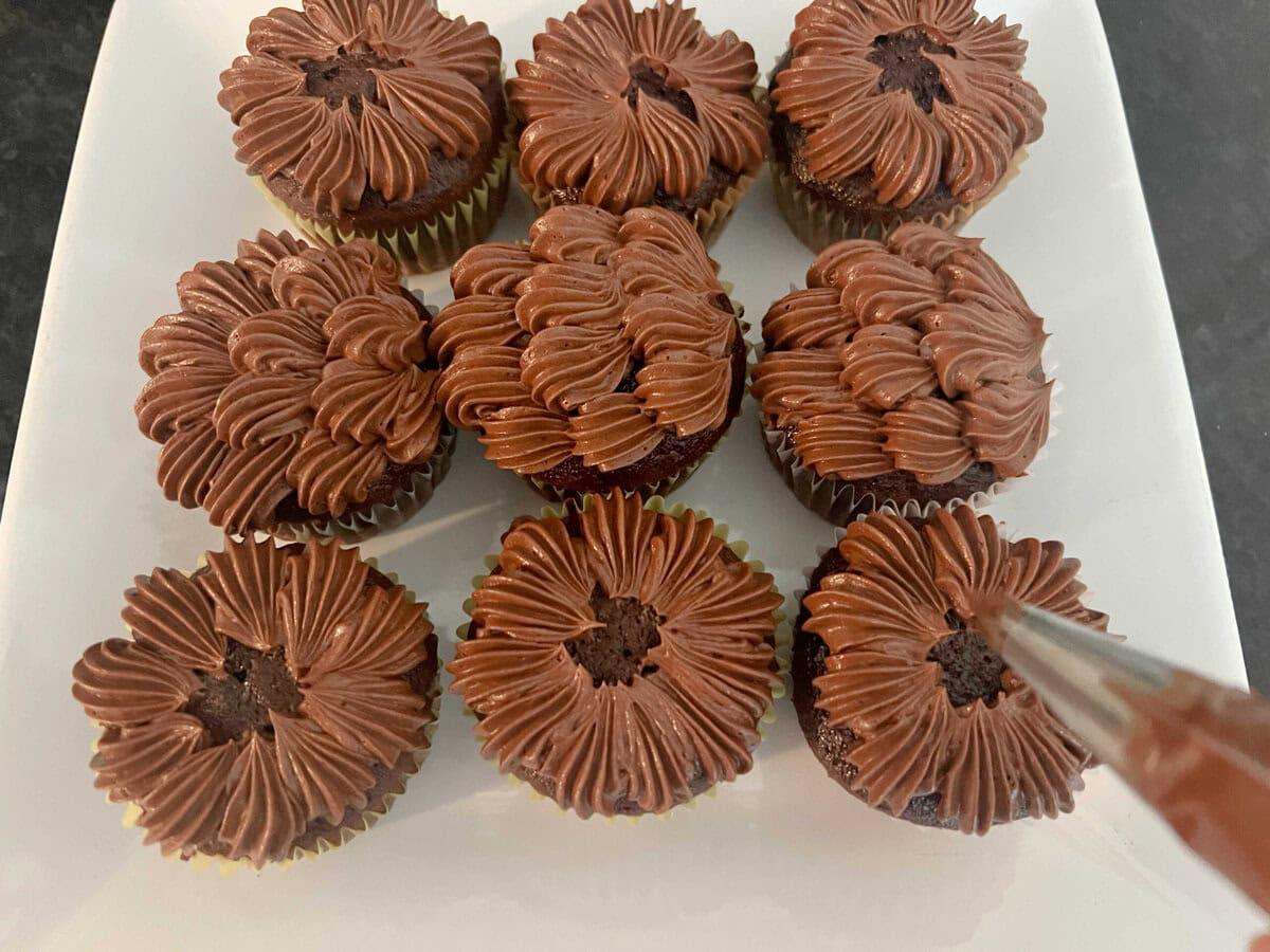تزئین کاپ کیک های براونی. طرز تهیه کاپ کیک براونی