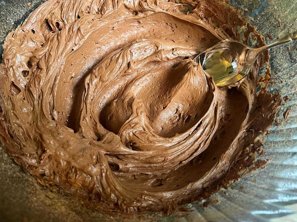 کاسه ای از فراستینگ شکلاتی. طرز تهیه کاپ کیک براونی