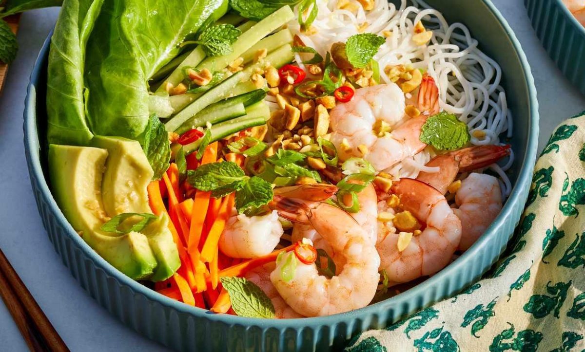 طرز تهیه سالاد نودل میگو: یک وعده سبک و خوشمزه