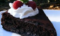 طرز تهیه کیک شکلاتی بدون آرد گرم و سس کارامل