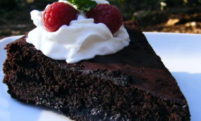 طرز تهیه کیک شکلاتی بدون آرد گرم و سس کارامل